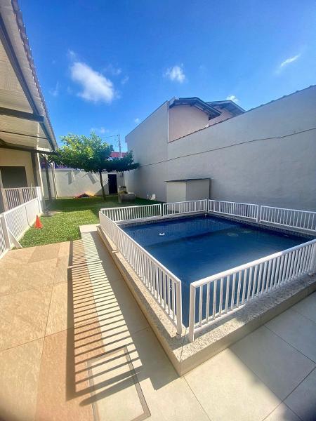 Um dos serviços da BudaPets Village é a creche canina, que possui piscina e área gramada
