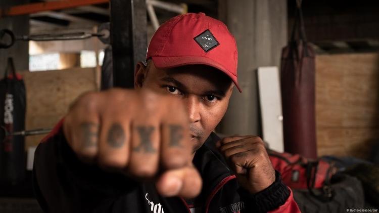 Fábio Garrido comanda o projeto social que dá aulas de boxe debaixo de um viaduto Fábio Garrido comanda o projeto social que dá aulas de boxe debaixo de um viaduto
