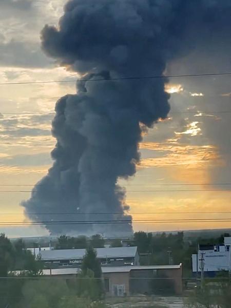 Fumaça sobe de um dos armazéns da Ozon após um ataque de drone ucraniano em Chapayevsk, na região de Samara, Rússia, em 22 de agosto de 2026 Fumaça sobe de um dos armazéns da Ozon após um ataque de drone ucraniano em Chapayevsk, na região de Samara, Rússia, em 22 de agosto de 2026
