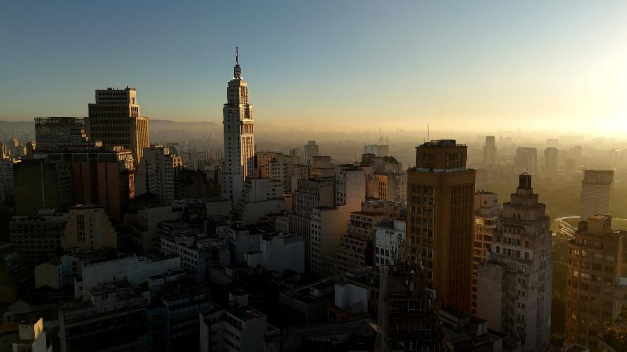 Vista do centro de São Paulo durante onda de calor com céu claro