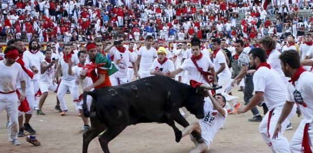 Ao contrário do que ocorre com touradas de arena, interesse de público por "encierros" cresce na Espanha - Joseba Etxaburu/ Reuters