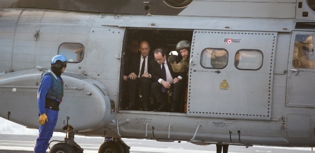 4.dez.2015 - O presidente francês, François Hollande (centro) e o ministro da Defesa francês, Jean-Yves Le Drian,  chegam ao porta-avião francês "Charles de Gaulle" - Philippe de Poulpiquet/AFP