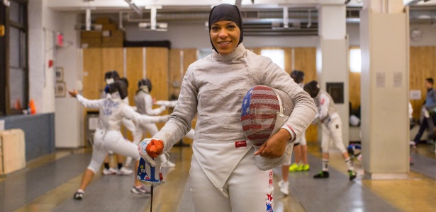 Ibtihaj Muhammad, esgrimista muçulmana dos eua que vai competir nos Jogos do Rio - Hiroko Masuike/The New York Times