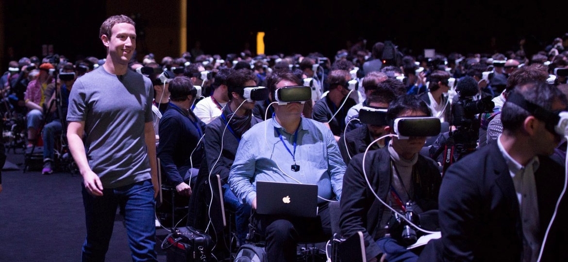 Mark Zuckerberg, caminha diante de pessoas utilizando o óculos de realidade virtual Gear VR, da Samsung - Divulgação/Facebook