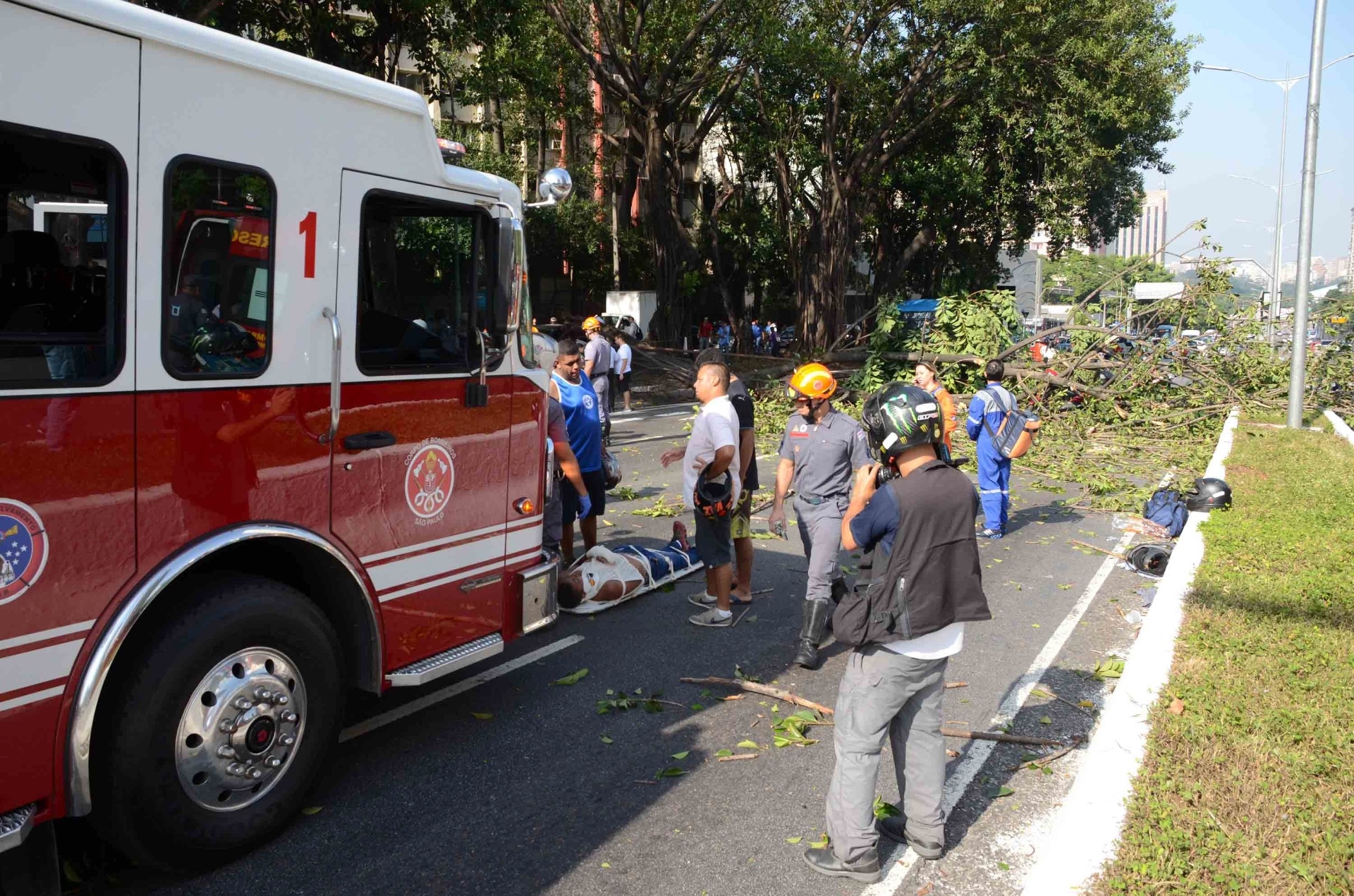 11.abr.2016 - Uma árvore de grande porte caiu e atingiu pelo menos duas pessoas na avenida 23 de Maio no sentido centro, altura do viaduto Tutóia, no bairro do Paraíso, em São Paulo. Bombeiros estão no local atendendo um motociclista. Outra pessoa que estava em um carro também recebe atendimento. A avenida está bloqueada na pista do acidente - J. Duran Machfee/Futura Press/Estadão Conteúdo