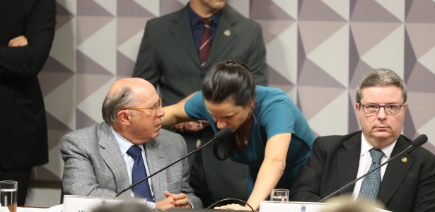 Os juristas Miguel Reale Júnior e Janaina Paschoal conversam durante sessão de impeachment, em 2016