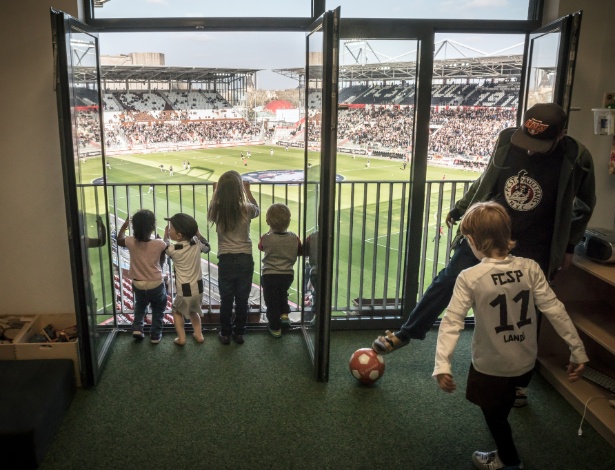 Crianças observam aquecimento do FC Saint Pauli, da segunda divisão da Alemanha - Gordon Welters/The New York Times