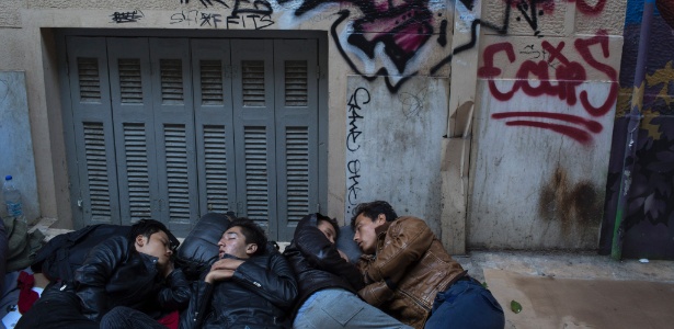 Imigrantes dormem na rua em Atenas, Grécia - Tyler Hicks/The New York Times