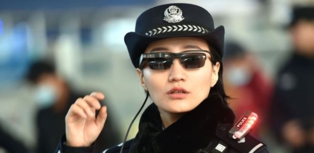 Através dos novos óculos inteligentes, polícia pode fotografar e acessar base de dados - AFP