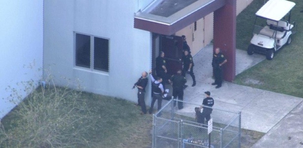Polícia confirma 17 vítimas no ataque | Atentado em escola na Flórida deixa mortos; atirador foi preso, diz TV