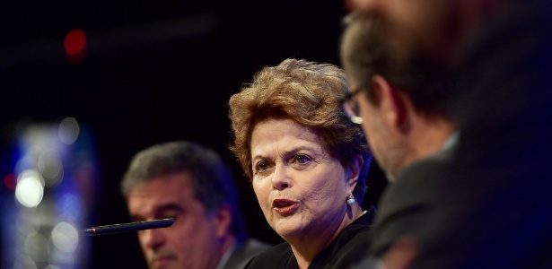 10.abr.2018 - A ex-presidente Dilma Rousseff discursa contra a prisão de Lula em conferência em Madri, na Espanha - Pierre Philippe Marcou/AFP
