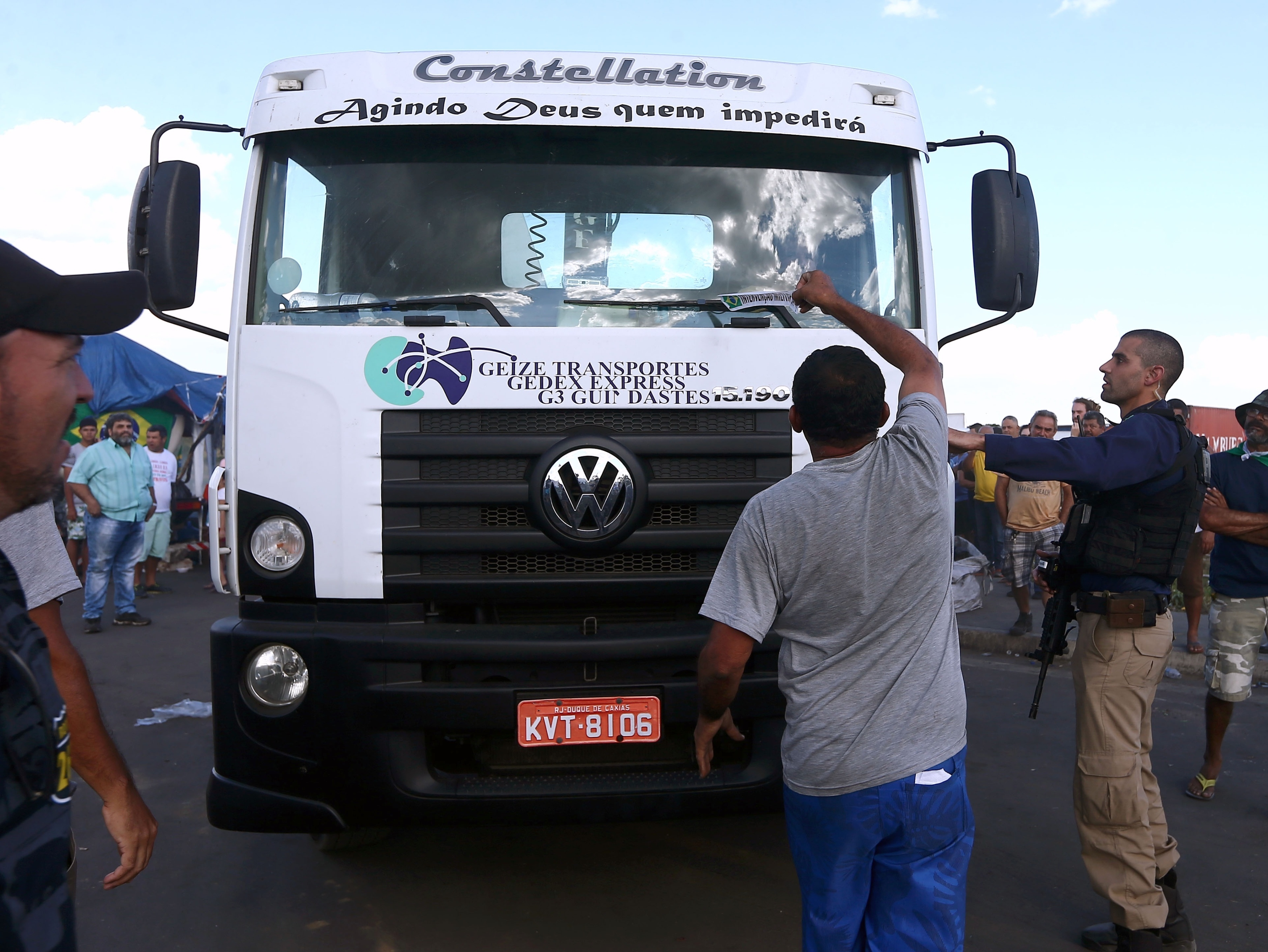 Divididos, caminhoneiros anunciam greve para cobrar governo Bolsonaro