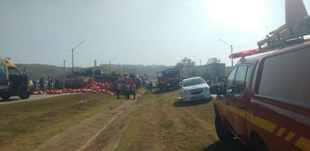 Acidente envolvendo dois caminhões e outros dez veículos aconteceu na rodovia Fernão Dias, em Betim (MG) - Reprodução/Twitter/Corpo de Bombeiros de MG