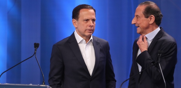 24.ago.2018 - Doria (e) e Skaf (d) conversam antes do início do debate da RedeTV!