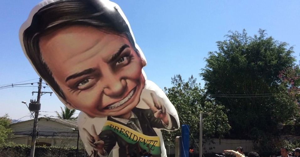 7.set.2018 - Apoiadores do candidato do PSL à Presidência, Jair Bolsonaro, inflaram um boneco gigante com uma caricatura dele usando uma faixa verde amarelo e a inscrição "presidente" no peito, em frente ao Hospital Albert Einstein, em São Paulo