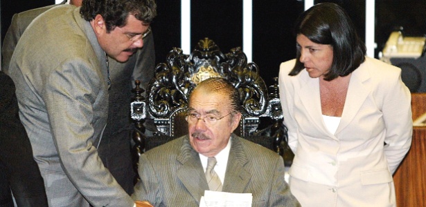José Sarney, então senador, com os filhos Zequinha Sarney e Roseana, no Senado