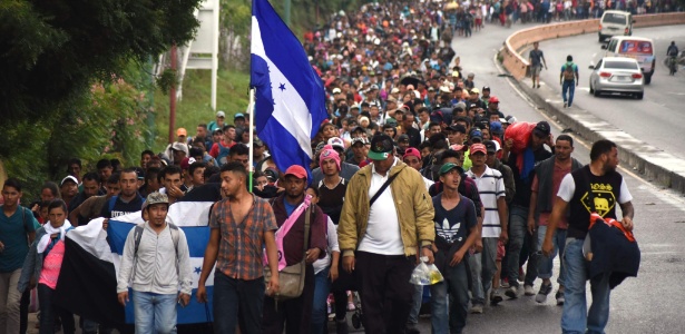 17.out.2018 - Hondurenhos participam de uma caravana em direção aos Estados Unidos, atraindo novos migrantes ao longo do caminho - ORLANDO ESTRADA/AFP