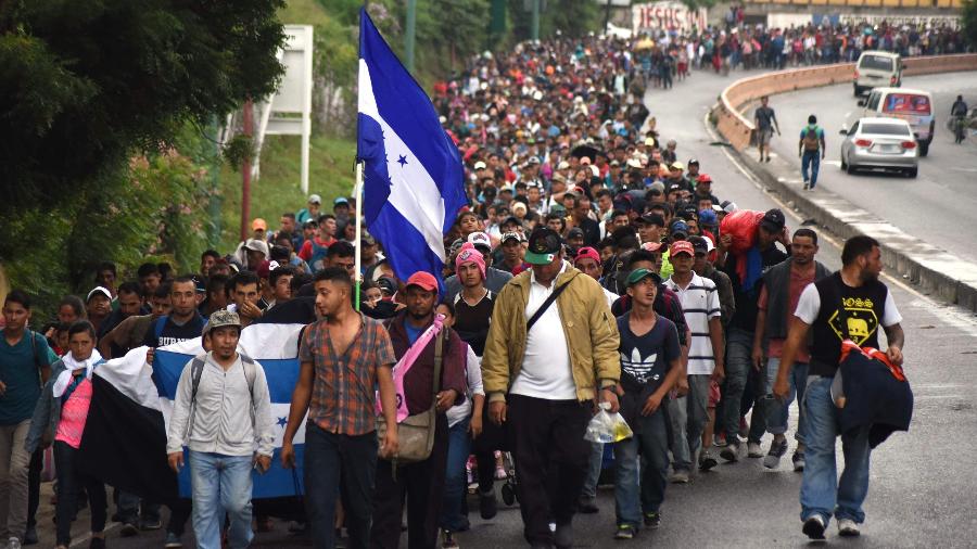 17.out.2018 - Migrantes hondurenhos participam de uma caravana em direção aos Estados Unidos em Chiquimula, Guatemala - ORLANDO ESTRADA/AFP
