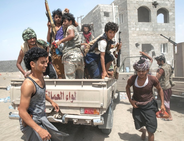 Combatentes do Iêmen com a coalizão árabe liderada pela Arábia Saudita que está lutando contra houthis, apoiados pelo Irã, perto da linha de frente pelo aeroporto de Hudaydah, no Iêmen - Tyler Hicks/The New York Times