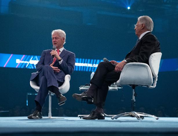 Os ex-presidentes dos Estados Unidos, Bill Clinton (esq.), e do Brasil, Fernando Henrique Cardoso