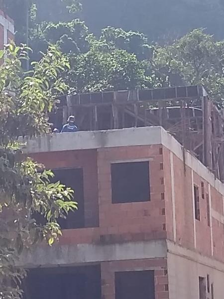 Prefeitura inicia a demolição manual de prédios condenados na comunidade da Muzema - Gabriel Sabóia/UOL
