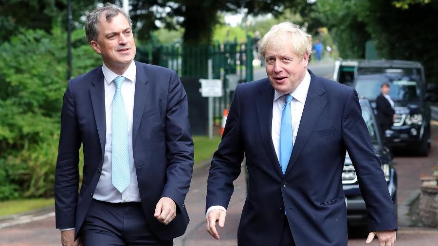 O ministro britânico para a Irlanda do Norte, Julian Smith, e o primeiro-ministro do Reino Unido, Boris Johnson em Belfast, capital da Irlanda do Norte - AFP
