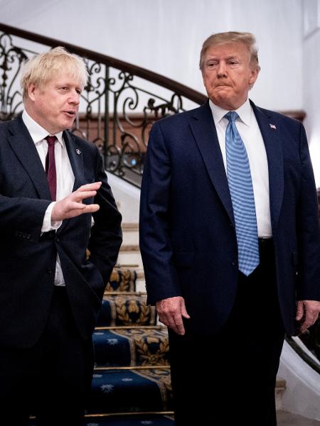 25.ago.2019 - O primeiro-ministro britânico, Boris Johnson, conversa com o presidente dos EUA, Donald Trump, durante o encontro do G7 em Biarritz (França) -  Erin Schaff/Reuters -  Erin Schaff/Reuters