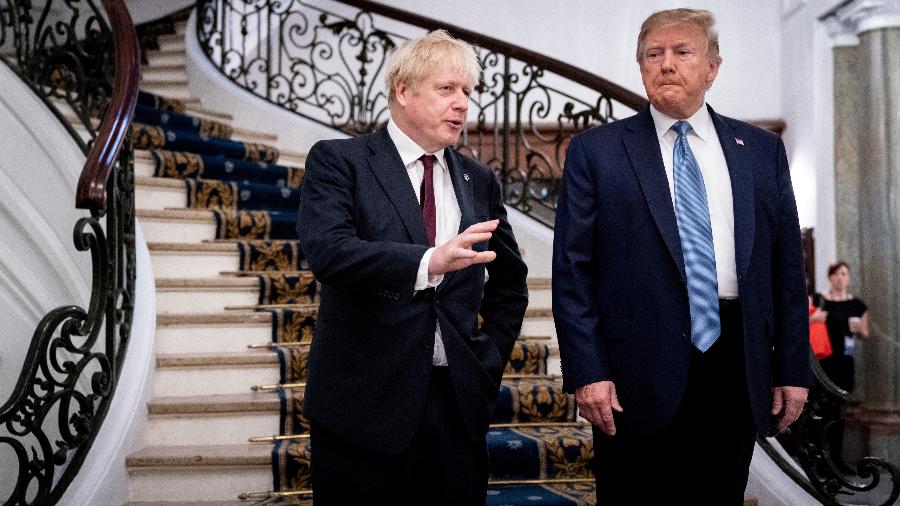 25.ago.2019 - O primeiro-ministro britânico, Boris Johnson, conversa com o presidente dos EUA, Donald Trump, durante o encontro do G7 em Biarritz (França) -  Erin Schaff/Reuters