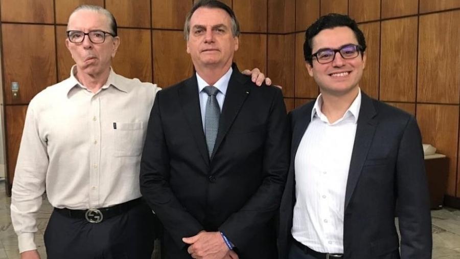 O presidente Jair Bolsonaro ao lado dos médicos Antonio Macedo (à esq.) e Leandro Echenique, que participaram da cirurgia dele após a facada (1.jan.2019) - Reprodução/Twitter