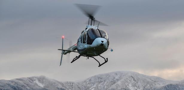 Por que alguns helicópteros têm rodinha e outros usam um esqui para pousar?