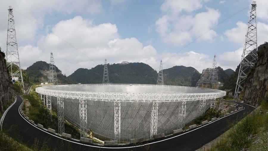 O FAST (na foto) é capaz de captar ondas de rádio em uma área duas vezes maior que o telescópio Arecibo, em Porto Rico - Getty Images