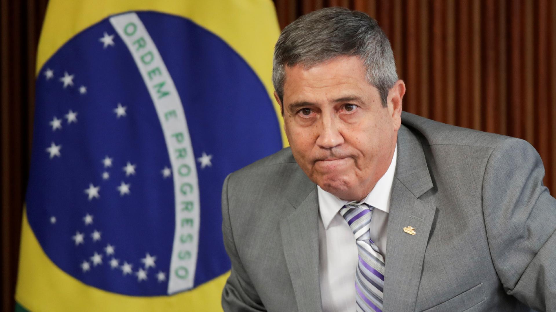 Braga Netto passa 'cola' a ministros durante entrevista coletiva ...