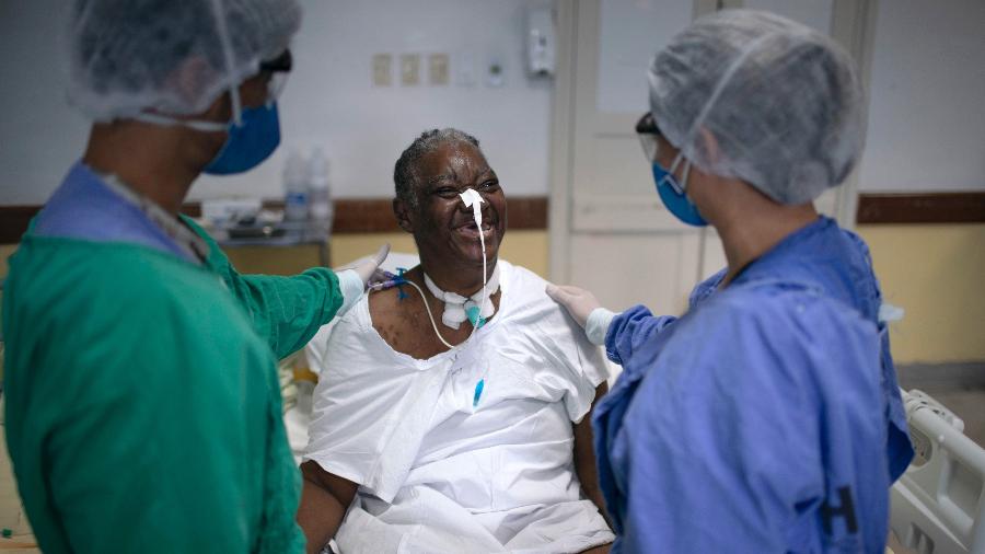 Elenice da Silva, 63, sorri durante sessão de fisioterapia no HUPE (Hospital Universitário Pedro Ernesto), no Rio - Mauro Pimentel - 15.jul.2020/AFP