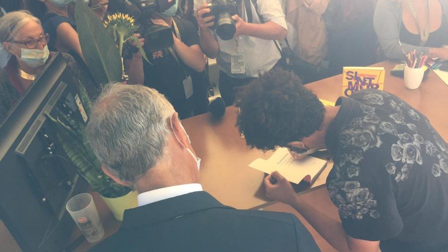 Alexandre Ribeiro autografando seu livro para o presidente de Portugal, Marcelo Rebelo de Sousa - Arquivo Pessoal/Alexandre Ribeiro