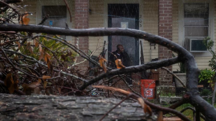 Morador observa a chegada do furacão Delta em Lake Charles, na Louisiana, nos Estados Unidos - ADREES LATIF/REUTERS