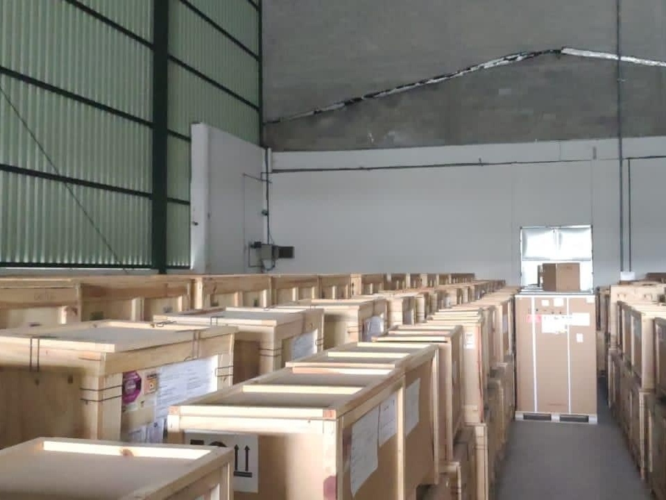 Álcool vencido e equipamentos lacrados são encontrados em galpão no Rio