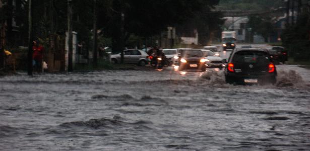 Chuvas e rajadas de vento | Temporal em Porto Alegre deixa 160 mil pessoas sem energia e causa alagamento