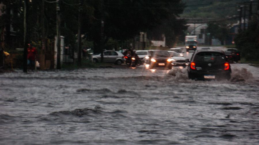 13.dez.2020 - Alagamento na zona sul de Porto Alegre após forte chuva - OMAR DE OLIVEIRA/FOTOARENA/ESTADÃO CONTEÚDO