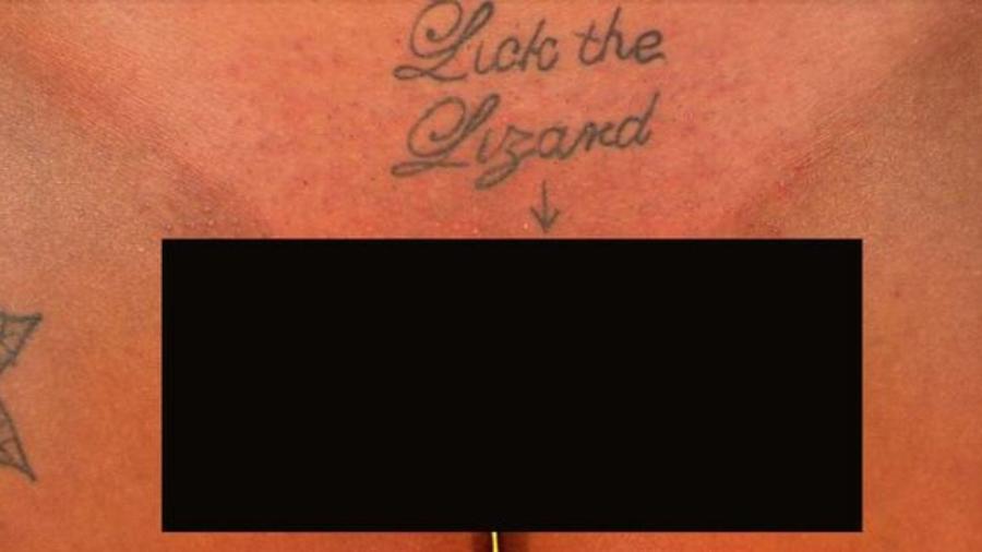 A tatuagem de Helen, a participante do reality Naked Attraction, contém uma flecha que aponta para a vagina dela e diz "lamba o lagarto" - Reprodução/Channel 4 