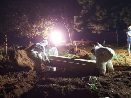 Embora número de casos deva começar a cair agora, Brasil ainda enfrentará alta de mrotes por covid-19 em abril, segundo projeção de instituto americano - REUTERS