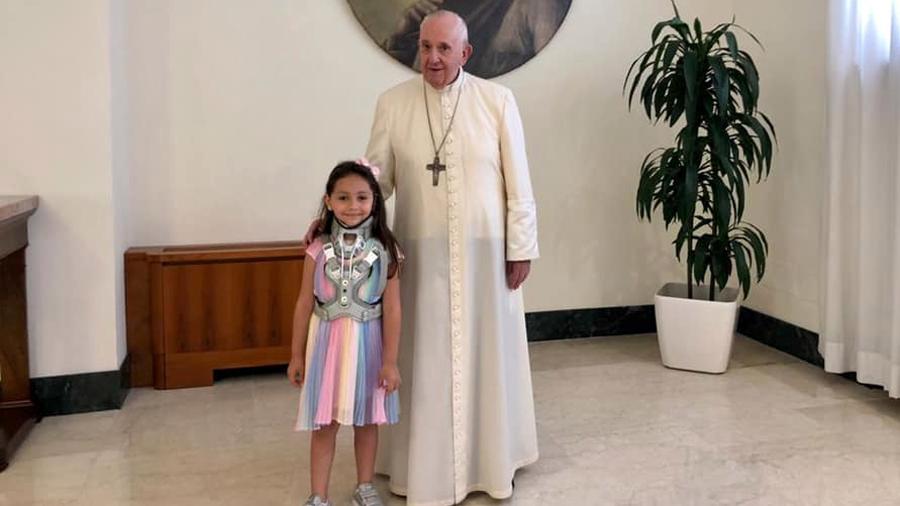 Papa Francisco e a menina Noemi Staiano - Reprodução/Facebook
