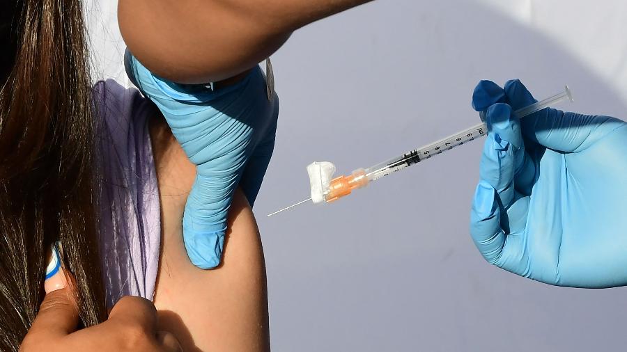 5.nov.21 - Criança é vacinada em Los Angeles (EUA) - Frederic J. Brown/AFP