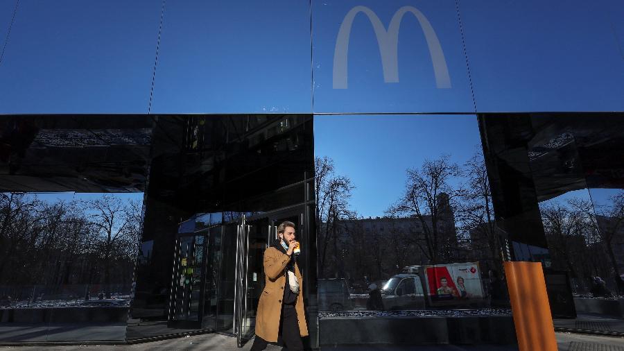 Homem sai de um McDonald"s na área central de Moscou, na Rússia - Reuters/Evgenia Novozhenina