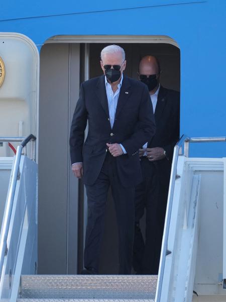 Imagem mostra o presidente dos EUA, Joe Biden, sai de um Air Force One - Patryk Ogorzaleki/Agencja Wyborcza.pl via REUTERS