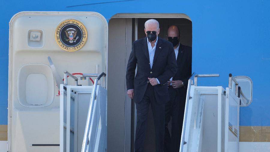 25.mar.2022 - O presidente dos EUA, Joe Biden, sai de um Air Force One ao chegar para visitar a Polônia, perto de Rzeszow, em meio à invasão da Rússia na Ucrânia. - Patryk Ogorzaleki/Agencja Wyborcza.pl via REUTERS