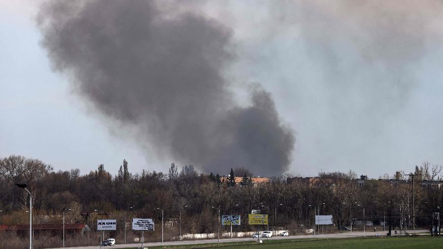 Fumaça é vista na região do aeroporto de Dnipro, na Ucrânia - Ronaldo Schemidt/AFP