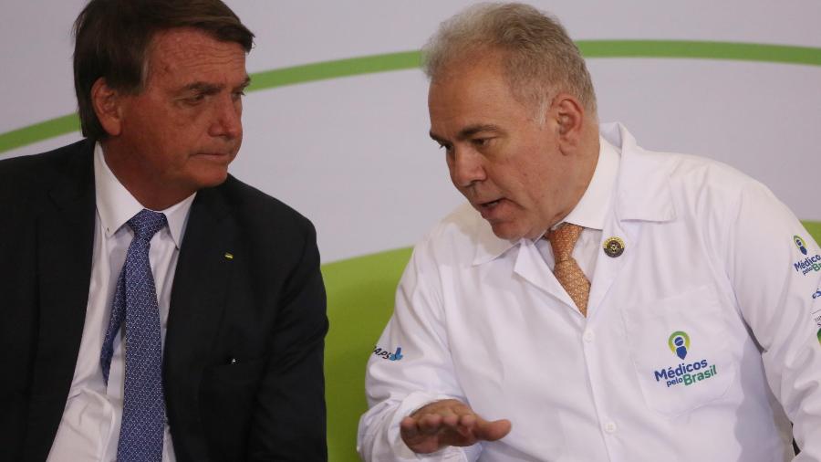 O presidente Jair Bolsonaro e o ministro Marcelo Queiroga durante cerimônia de contratação do programa Médicos pelo Brasil - FÁTIMA MEIRA/FUTURA PRESS/FUTURA PRESS/ESTADÃO CONTEÚDO