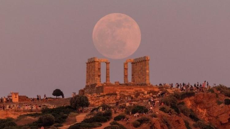 Na Grécia, pessoas se reuniram no Templo de Poseidon, perto de Atenas, para observar a Lua antes do eclipse total - Reuters - Reuters