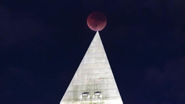 Superlua vista acima do obelisco de Washington, capital dos EUA - EPA - EPA