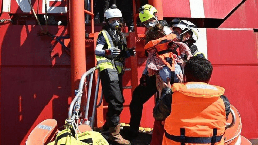 Sessenta e quatro mulheres, homens e crianças foram resgatados, segundo a SOS Mediterranée, ONG europeia - Reprodução/SOS Mediterranée